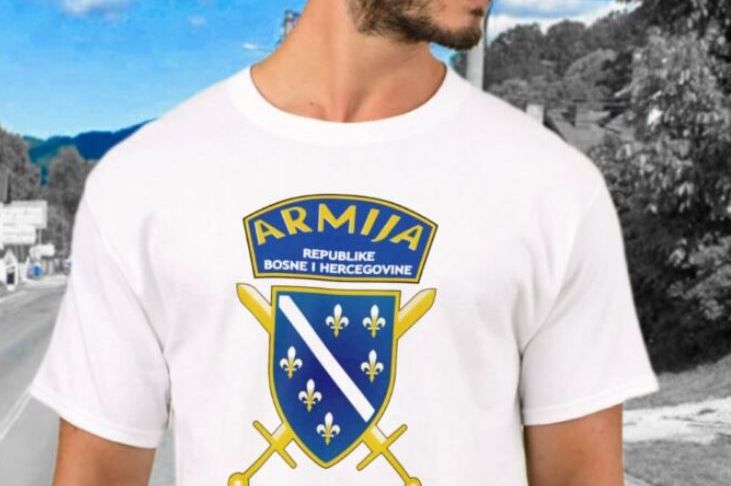 "Htjeli su da se skidam na ulici": Adnanu policija u Doboju oduzela majicu sa grbom Armije RBiH