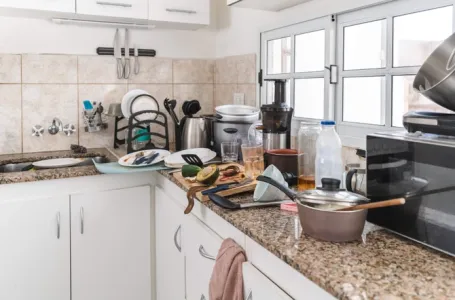 7 znakova koji odaju aljkavu domaćicu - posuđe u sudoperi se ne računa