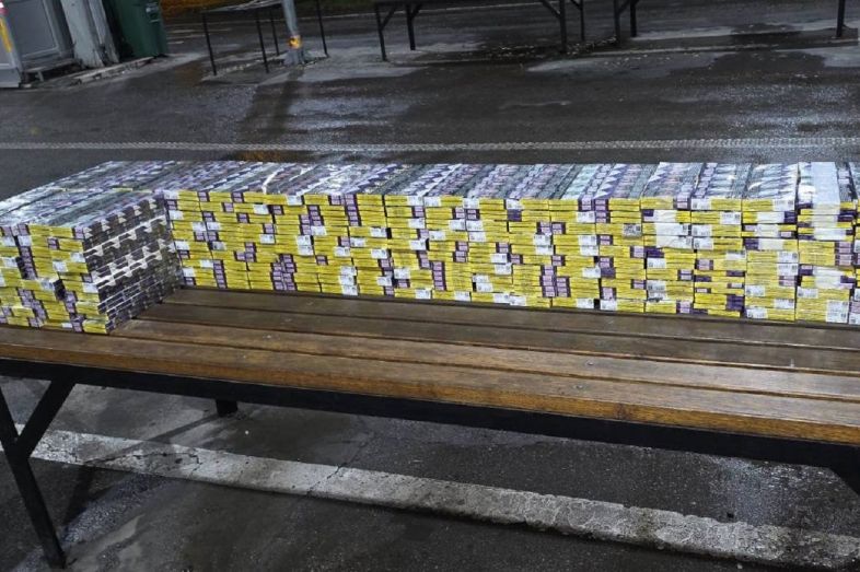 VOZAČA PITALI IMA LI ŠTA DA PRIJAVI: Policija ostala šokirana otkrićem u šupljinama automobila