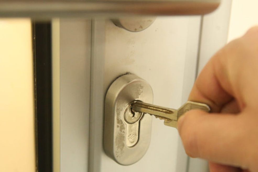 Zašto nikada ne biste trebali ostavljati ključ u bravi preko noći?