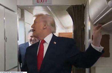 Neko je Trumpa udario vratima, a ovo je njegova reakcija: Izgvoorio 1 rečenicu