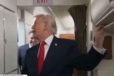 Neko je Trumpa udario vratima, a ovo je njegova reakcija: Izgovorio 1 rečenicu