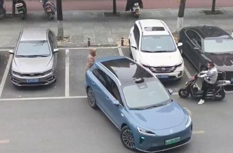 Žena čuvala parking za muža, a onda je vozač drugog automobila izašao iz vozila: Video postao HIT