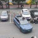 Žena čuvala parking za muža, a onda je vozač drugog automobila izašao iz vozila: Video postao HIT