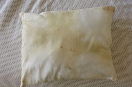 Treba vam samo 1 stvar da uklonite užasne žute fleke na jastucima i biće savršeno bijeli