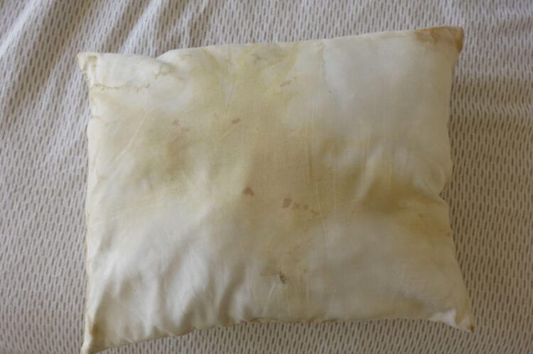 Treba vam samo 1 stvar da uklonite užasne žute fleke na jastucima i biće savršeno bijeli