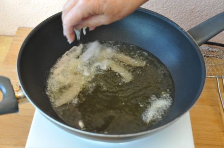 Kad pržite ribu dodajte 1 sastojak u tavu: Svi mirisi nestaju, a ukus je fantastičan