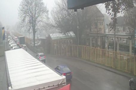 Pojačane gužve na izlazu prema Hrvatskoj, magla i klizavi kolovozi otežavaju vožnju