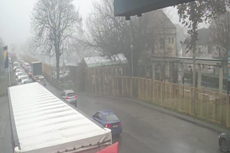 Pojačane gužve na izlazu prema Hrvatskoj, magla i klizavi kolovozi otežavaju vožnju