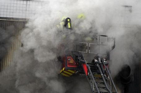 Apokaliptične slike, na terenu 300 vatrogasaca i 60 vozila: Vatrena stihija zahvatila skladište...