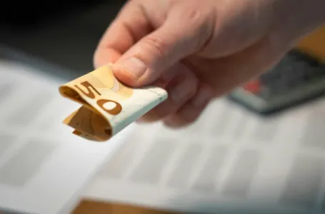 U vašoj kući nema para? 1 novčanicu stavite na ovo mjesto i gledajte kada novac krene da se gomila