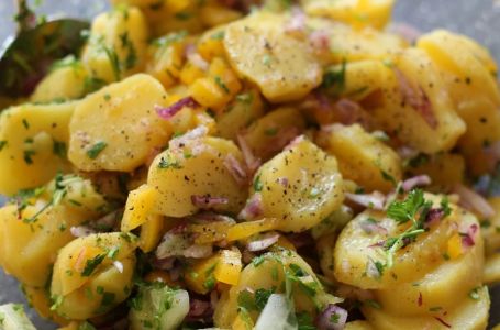 Za ovu krompir salatu svi traže recept: Pravi se potpuno drugačije, a ukus obara s nogu