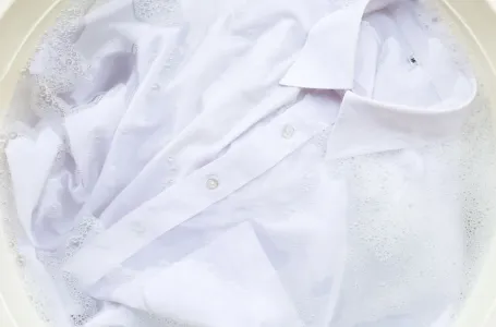 Kako da vam bijele košulje budu kao da su tek kupljene? Pametan trik koji vraća bjelinu!