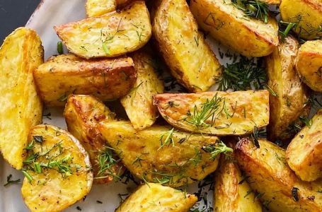 Dodajte samo ovaj sastojak i dobićete najhrskaviji pečeni krompir ikada