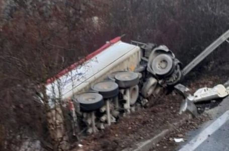 U saobraćajnoj nesreći kod Širokog Brijega poginuo vozač kamiona