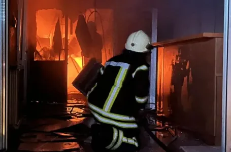 Požar nakon eksplozija: U potpunosti izgorjela fabrika u Kiseljaku