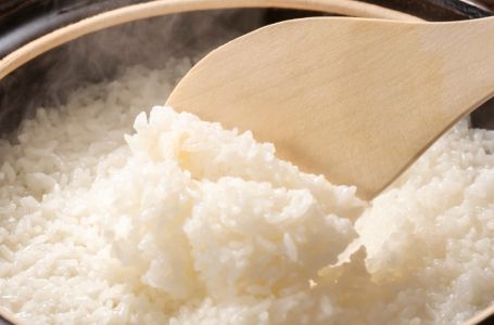 Kad kuhate rižu dodajte uvijek 1 sastojak: Biće savršeno kuhan i rastresit, neće se lijepiti za dno