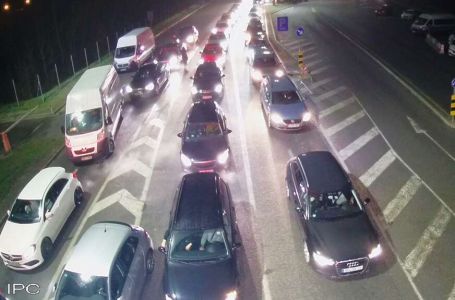 Višesatna čekanja na ulaz u BiH i u Srbiju: Kilometarska kolona