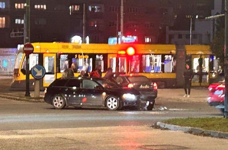 Sudar dva vozila na Čengić Vili: Velika šteta na vozilima, nastale velike gužve