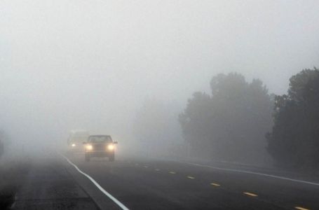 Klizav kolovoz, magla i niska oblačnost smanjuju vidljivost na pojedinim dionicama