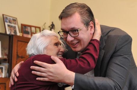 PA OVO MORA DA JE MONTAŽA: Penzioner iz Pazara šokirao izjavom o ljubavi prema Vučiću (VIDEO)