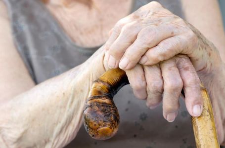 Šta je to "starački miris" i kako ga se riješiti? Stručnjakinja tvrdi da samo 1 namirnica pomaže