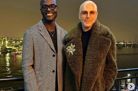 Oglasio se: Nekad je bio velika muzička zvijezda, a sada sa suprugom čestitao Božić