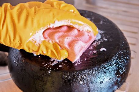 Zagorjele šerpe će blistati kao nove: Samo sipajte ovaj sastojak na dno i prelijte vodom