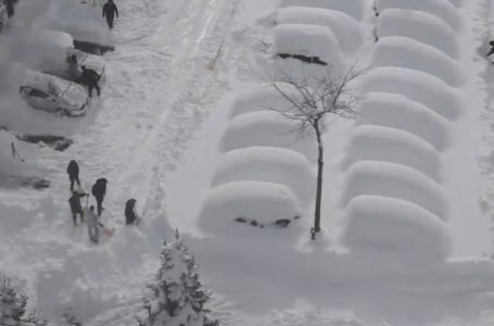 Hrvatskog susjeda doslovno okovao snijeg: Ljudi kopali lopatama da dođu do automobila