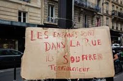 Francuski beskućnici pokušavaju preživjeti ledeni kraj godine