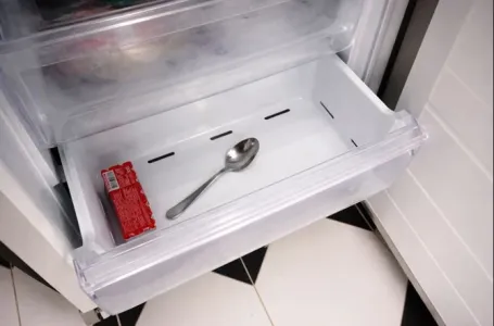 Komšinica mi je rekla zašto uvijek drži kašiku u zamrzivaču: Više joj se ne smijem i radim isto!