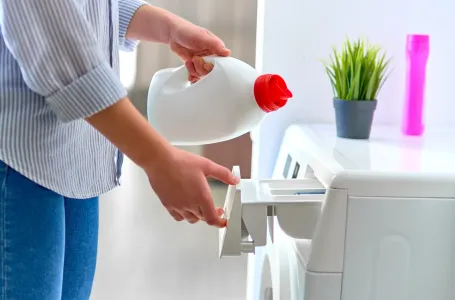 Sipajte ključalu vodu u veš mašinu i riješićete problem koji muči mnoge! (VIDEO)