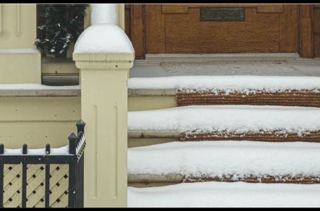 Nije so: Led sa stepeništa nestaje začas uz jedan jeftin sastojak koji imamo u kući