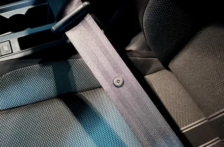 Znate li čemu služi plastično dugme na sigurnosnom pojasu? Mnogi nisu znali za ovo