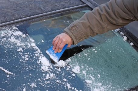 Trik koji MOMENTALNO skida led sa šoferšajbne: Trebaju vam samo 2 sastojka iz kuhinje