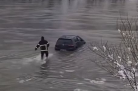 Oglasio se vatrogasac Rade koji je ušao u ledenu Drinu i upalio golf
