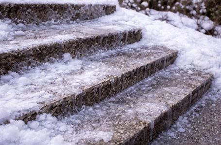 Zaboravite so: Ova jednostavna kombinacija brzo uklanja led sa stepenica