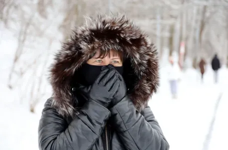 Kapuljača sa krznom se ne nosi ovako! Pogledajte video u kom je detaljno pokazano kako je pravilno