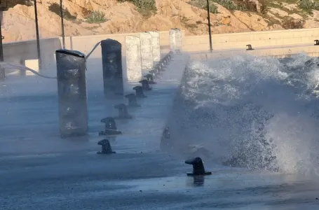 Orkanska bura u Makarskoj: Vjetar nosi sve pred sobom, more se uznemirilo