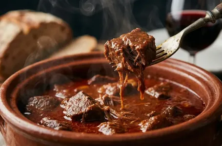 Sipajte čašu ove namirnice u grah ili gulaš: Meso se raspada, ukus je vrhunski, a stomak ne nadima