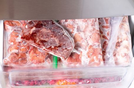 Zašto meso nikada ne smijete odmrzavati na sobnoj temperaturi? Da li ste znali za ovo