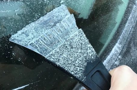 Ova 2 sastojka iz kuhinje poprskajte uveče po šoferšajbni i ujutro neće više biti zaleđena