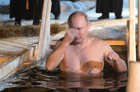 Vladimir Putin se okupao u ledenoj vodi na Bogojavljanje