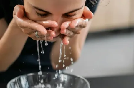 Operite lice “kiselom vodom” tri dana zaredom: koža će izgledati zategnutije