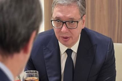 Vučić se oglasio iz Davosa: "Moramo se sakriti ispod kamena i sačekat da kiša prođe"