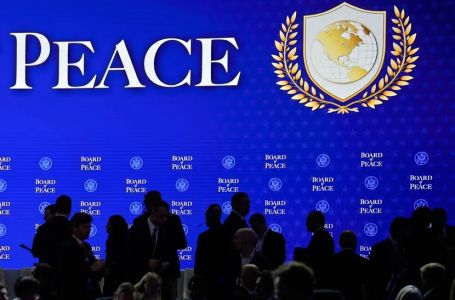 Ovo je novi logo Trumpovog Odbora za mir: Jedno svima privuklo pažnju