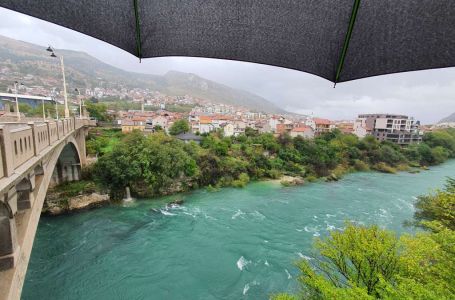 Nadležne institucije FBiH izdale crveno upozorenje zbog obilnih padavina, apel građanima na oprez