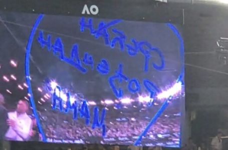 Pogledajte šta je Novak napisao na kameri: Poruka za 1 osobu