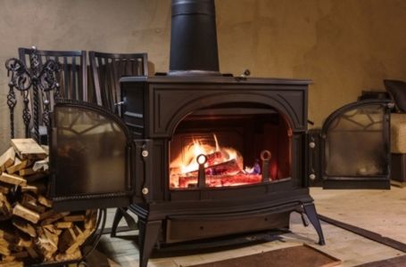 Zagrije cijelu kuću: Ubacite ovo drvo u šporet i biće vam toplo sve do jutra