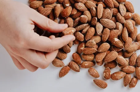 Potopite četiri badema navečer, ujutro ih pojedite: trik za čestu tegobu